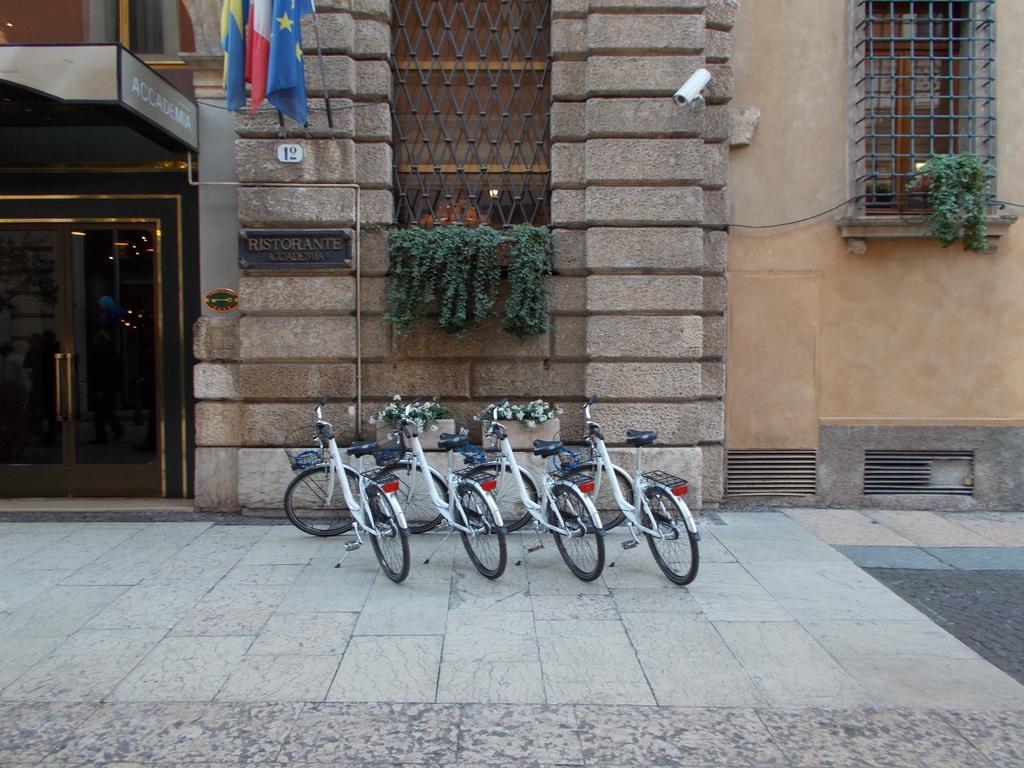 Hotel Accademia Verona Bagian luar foto